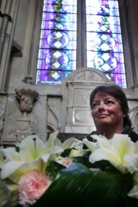 A proud Sarah Prince lays flowers at Westminster Abbey